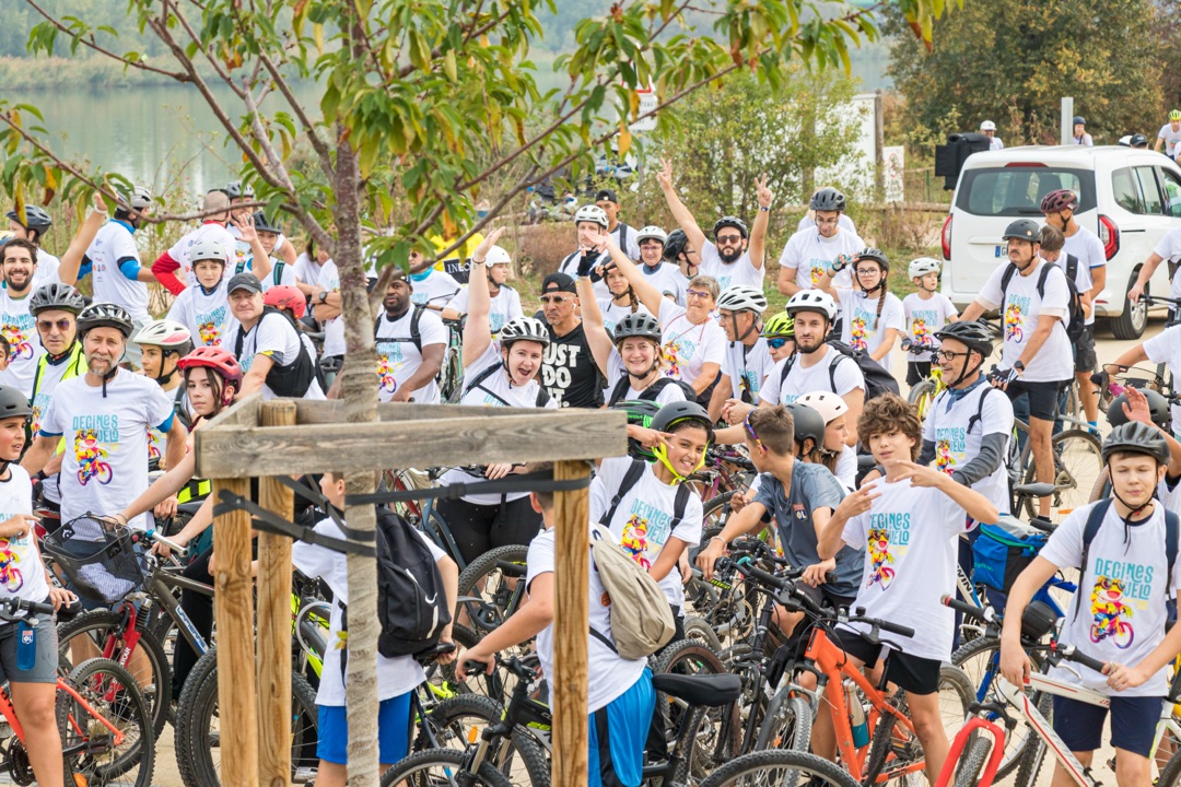 Les participants saluent le photographe