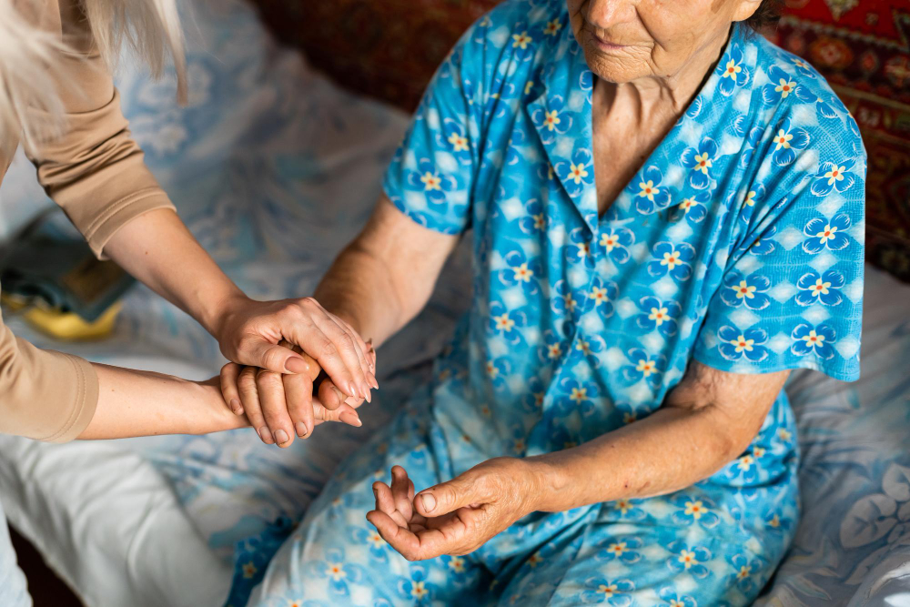 Infirmière soignant une dame âgée