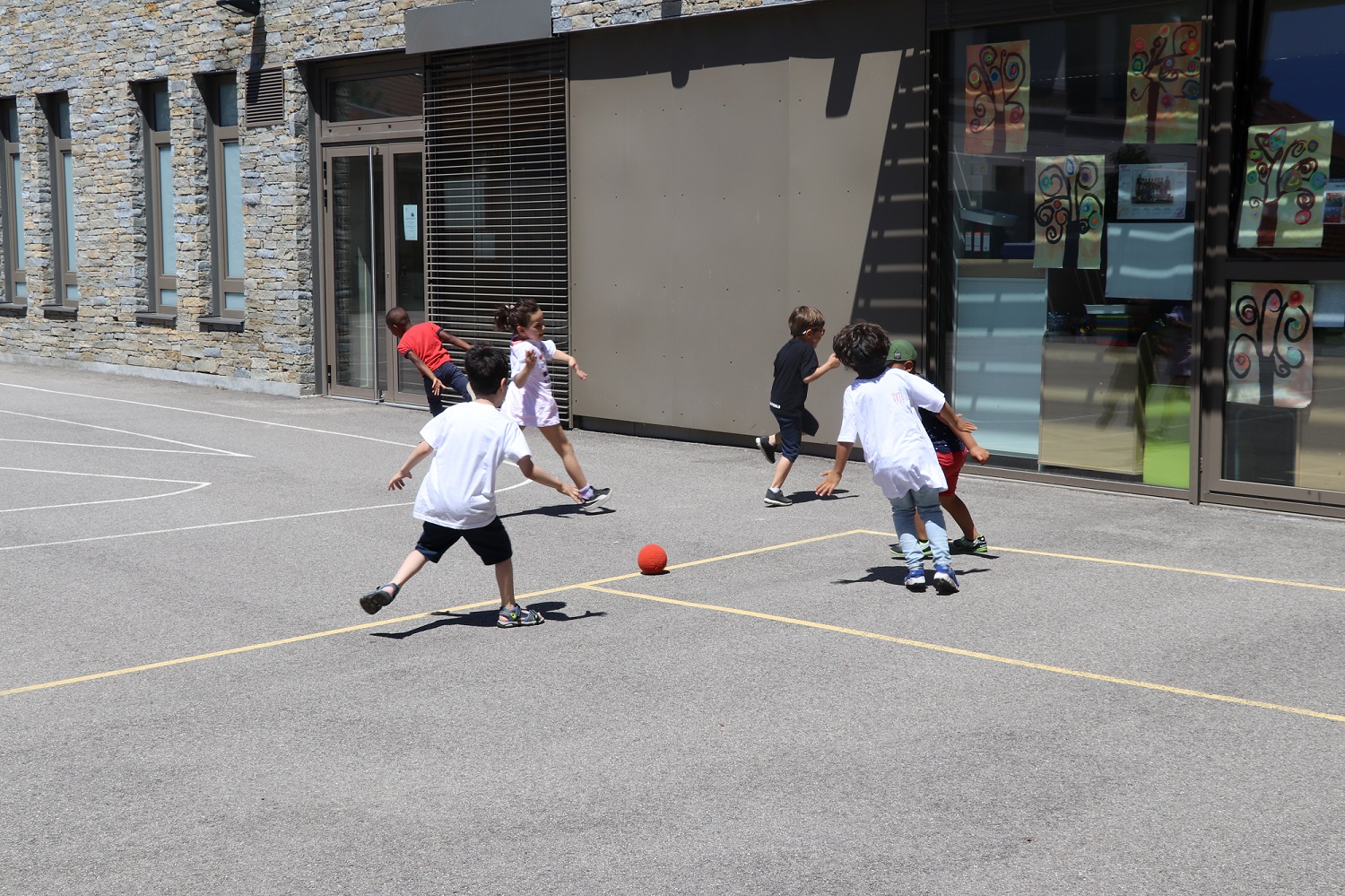 Enfants jouant au foot