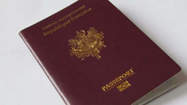 Passeport français sur fond blanc