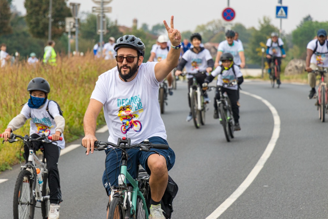 Un cycliste salue le photographe sur le parcours