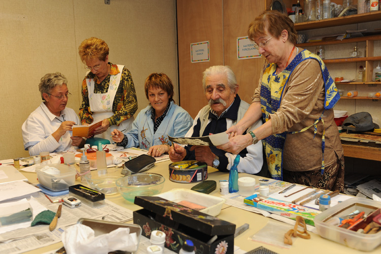 5 personnes en atelier peinture