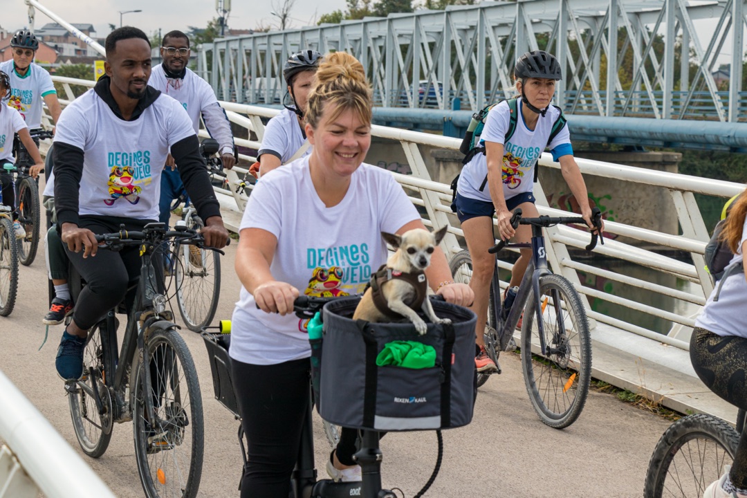 Des participants sur la passerelle, un chien dans le panier