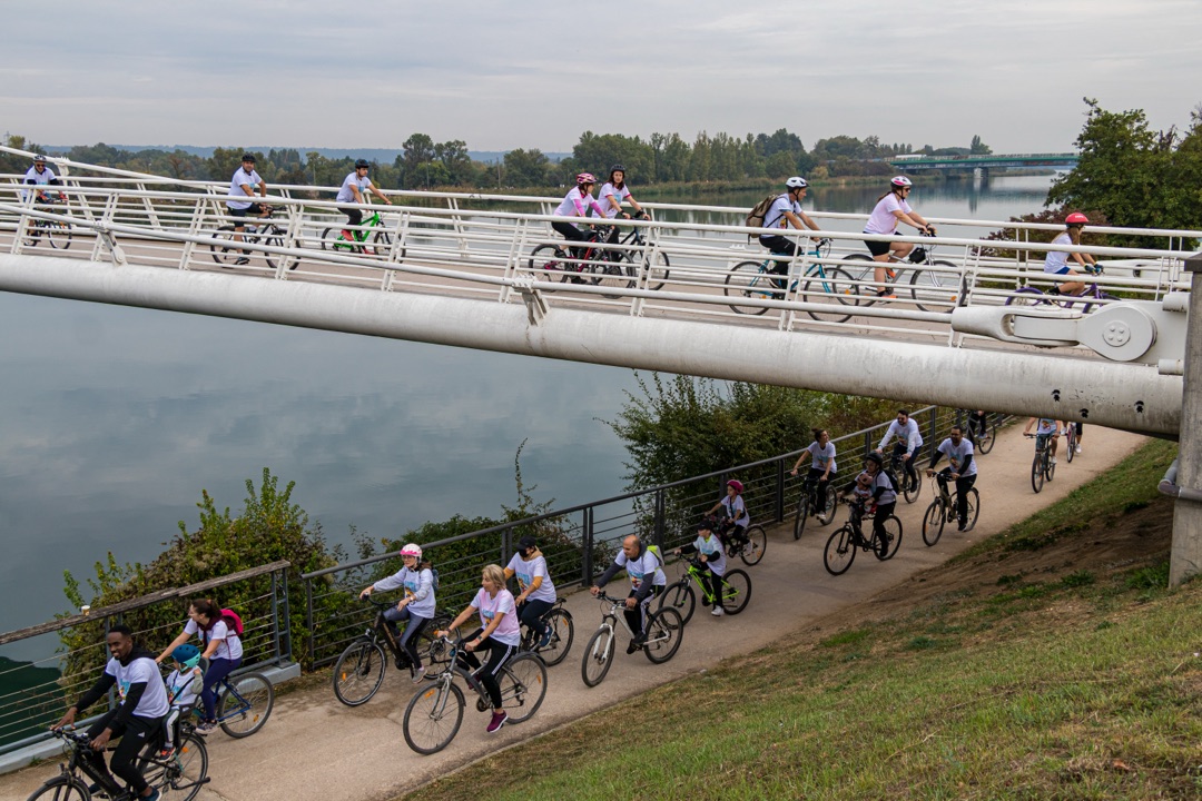 Les cyclistes franchissent la passerelle