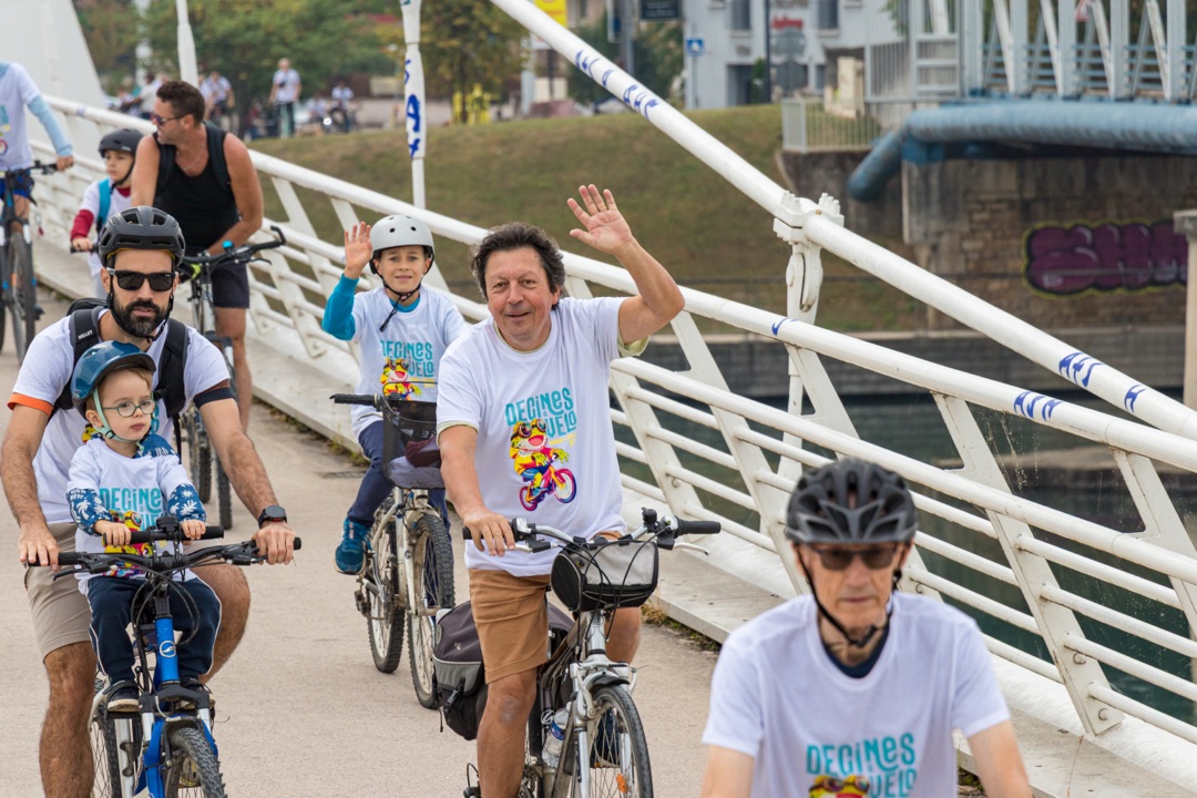 Des familles à vélo sur la passerelle