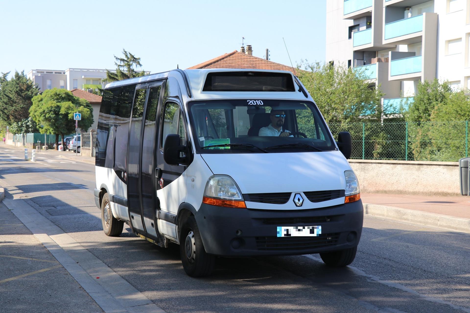 Décibus qui roule sur la rue Jean Macé