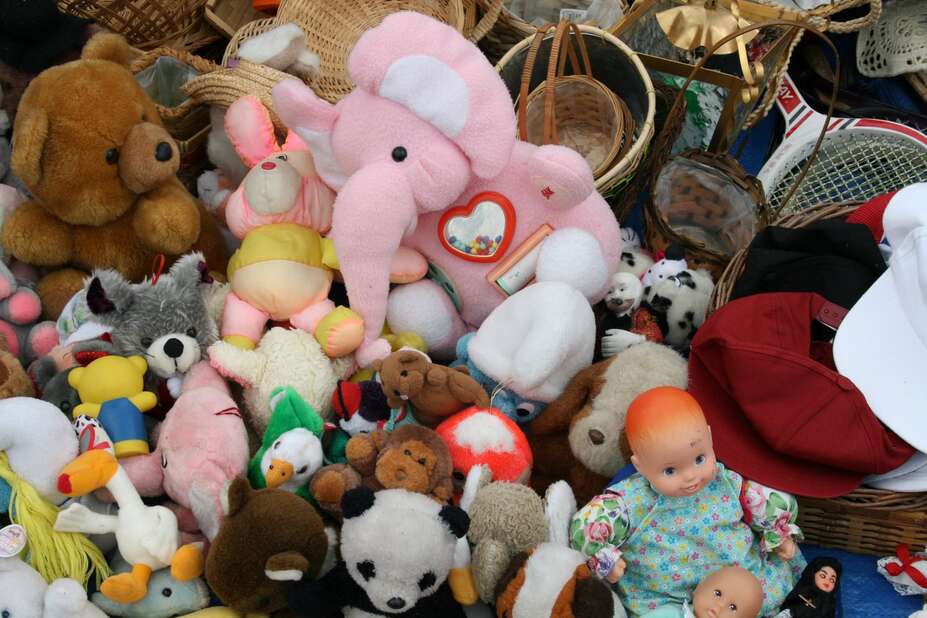 Étal de peluches et de jouets dans un bric-à-brac