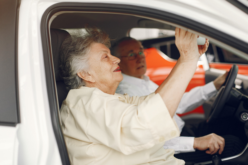 Femme âgée dans une voiture