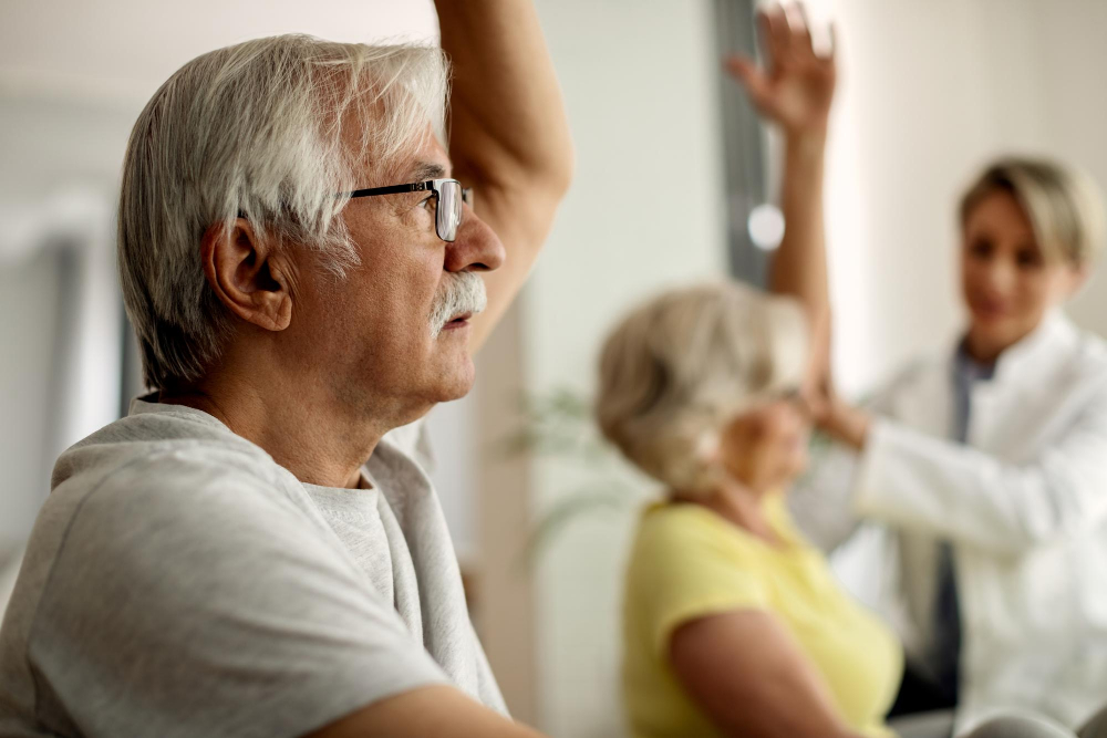 Gros plan sur un senior qui lève le bras