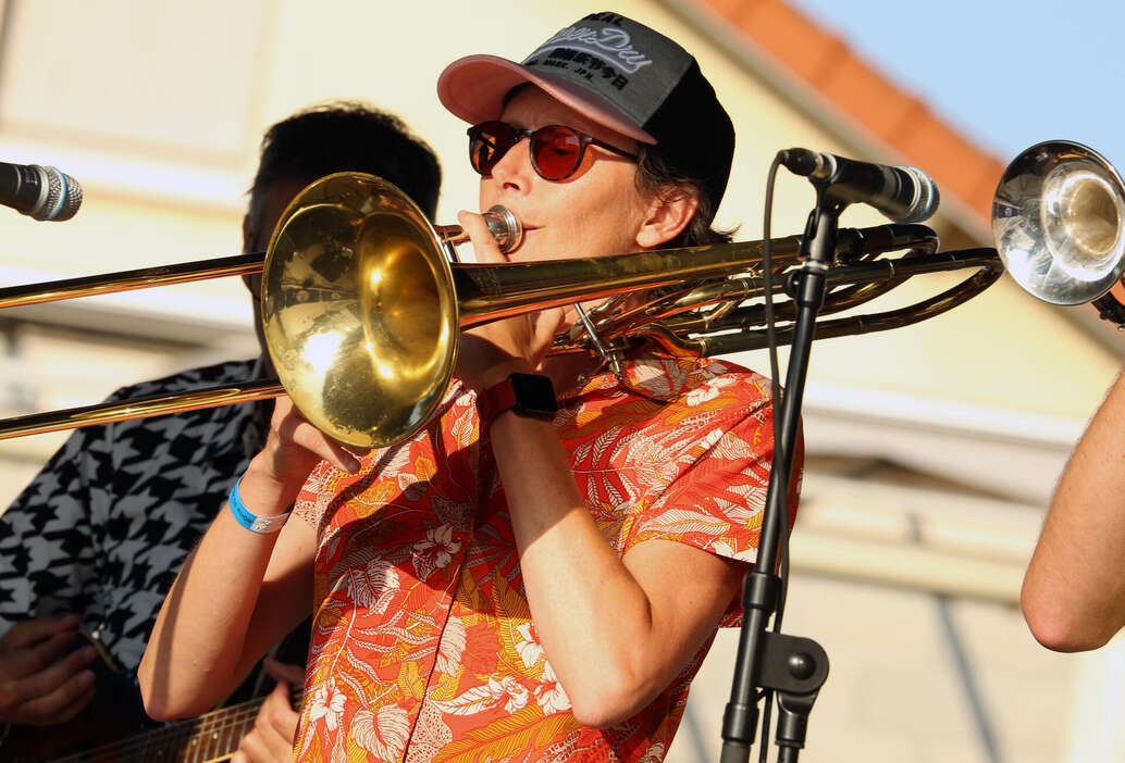 Musicienne jouant de le trompette
